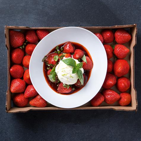 Erdbeeren mit Pedro-Ximénez, Basilikum und Pfeffer